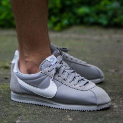 Buty Nike Classic Cortez Nylon (807472-010). Białe buty skate męskie Nike, z materiału. Za 329,99 zł.