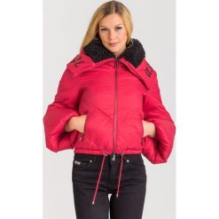 KURTKA PIKOWANA ARMANI EXCHANGE. Czerwone kurtki damskie xs, z aplikacjami, z materiału. Za 641,40 zł.
