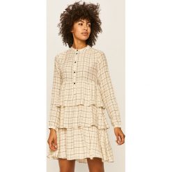 Vero Moda - Sukienka. Białe sukienki damskie Vero Moda, na co dzień, s, bez wzorów, z poliesteru, casualowe, ze stójką, z długim rękawem, długie, mini, proste. Za 239,90 zł.