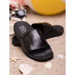 Casualowe klapki damskie. Klapki damskie SMALL SWAN, bez wzorów, bez obcasa. Za 49,90 zł.