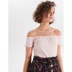 Bluzka z odkrytymi ramionami - Różowy. Różowe bluzki damskie Cropp, s, bez wzorów, bez kołnierzyka, bez rękawów. Za 29,99 zł.