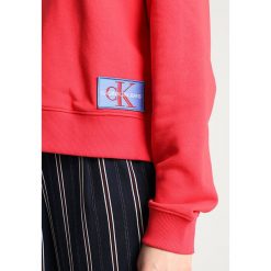 Calvin Klein Jeans HARRISON MONOGRAM LOGO BADGE HOODIE Bluza z kapturem tomato. Czerwone bluzy z kapturem damskie Calvin Klein Jeans, xl, z bawełny. Za 499,00 zł.
