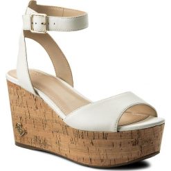 Sandały GUESS - Nicolla FLNIC1 LEA03 CREAM. Białe klapki damskie marki Guess, z aplikacjami, ze skóry ekologicznej, bez obcasa, na obcasie. W wyprzedaży za 299,00 zł.