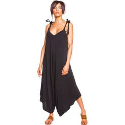 Kombinezon "Lila" w kolorze czarnym. Czarne kombinezony damskie Glamour Paris, s, bez wzorów, bez kołnierzyka, bez rękawów. W wyprzedaży za 153,95 zł.