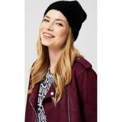 Czapka typu miś. Czarne czapki damskie Moodo, bez wzorów, z dzianiny. Za 14,99 zł.