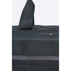 Tommy Hilfiger - Torebka. Czarne torby na laptopa marki TOMMY HILFIGER, w paski, z materiału, małe. W wyprzedaży za 419,90 zł.