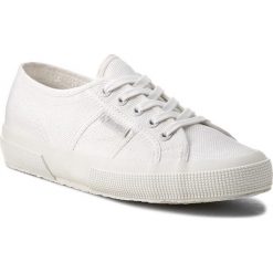 Tenisówki SUPERGA - 2750 Cotu Classic S000010 Total White C42. Białe półbuty damskie Superga, na co dzień, bez wzorów, z gumy, bez obcasa, bez zapięcia. W wyprzedaży za 179,00 zł.