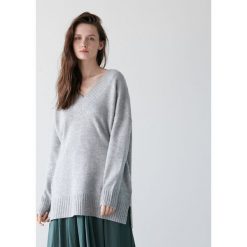 Dzianinowy sweter oversize -. Swetry damskie Sinsay, s, bez wzorów, z dzianiny, bez rękawów, bez kaptura. Za 59,99 zł.