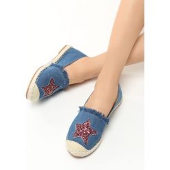Granatowe Espadryle Lendi. Niebieskie espadryle damskie Born2be, z aplikacjami, z denimu, bez obcasa, na płaskiej podeszwie. Za 69,99 zł.