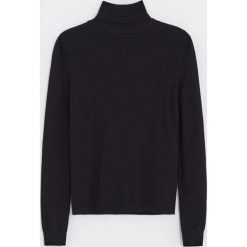 Sweter basic z golfem - Czarny. Czarne swetry damskie Cropp, s, bez wzorów, bez rękawów, bez kaptura. Za 59,99 zł.