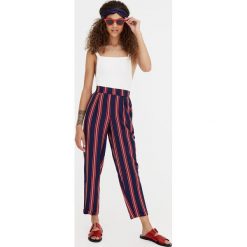Spodnie jogging w paski. Zielone spodnie damskie marki Pull&Bear. Za 34,90 zł.