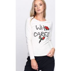 Jasnoszara Bluzka Never Be Ignored. Szare bluzki damskie marki Born2be, s, z nadrukiem, z okrągłym kołnierzem, z długim rękawem. Za 24,99 zł.