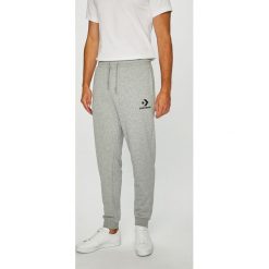 Converse - Spodnie. Szare spodnie męskie marki Converse, na co dzień, s, bez wzorów, z bawełny, casualowe. W wyprzedaży za 139,90 zł.