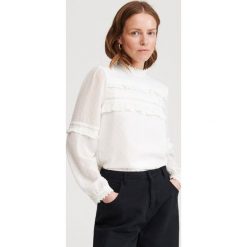 Bluzka ze stójką i falbanami - Biały. Białe bluzki damskie Reserved, bez wzorów, ze stójką, bez rękawów. Za 119,99 zł.