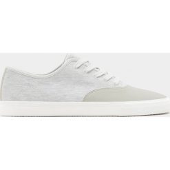 Szare tenisówki z łączonych materiałów. Białe buty sportowe męskie marki Pull&Bear, bez wzorów, z materiału, sportowe, bez zapięcia. Za 89,90 zł.
