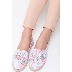 Jasnoniebieskie Espadryle Love Me. Szare espadryle damskie Born2be, w koronkowe wzory, z koronki, bez obcasa, na płaskiej podeszwie. Za 49,99 zł.