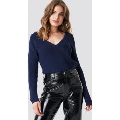 NA-KD Sweter z głębokim dekoltem V - Blue. Niebieskie swetry klasyczne damskie marki NA-KD, dekolt w kształcie v. Za 121,95 zł.