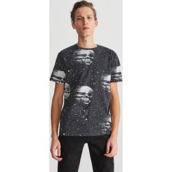 T-shirt z nadrukiem - Czarny. Czarne t-shirty męskie marki Reserved, s, z nadrukiem. Za 49,99 zł.