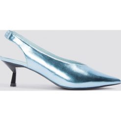NA-KD Shoes Metaliczne czółenka na niskim obcasie - Blue. Niebieskie buty ślubne damskie marki NA-KD Shoes, na niskim obcasie. W wyprzedaży za 48,58 zł.
