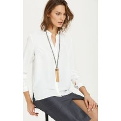 KOSZULA DŁUGI RĘKAW DAMSKA. Białe koszule damskie Top Secret, na co dzień, z aplikacjami, eleganckie, z koszulowym kołnierzykiem, z długim rękawem. W wyprzedaży za 69,99 zł.