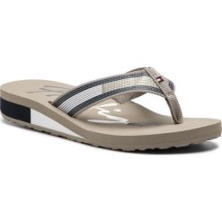 Japonki TOMMY HILFIGER - Corporate Flag Beach Sandal FW0FW03650 Cobblestone 068. Szare klapki damskie TOMMY HILFIGER, bez wzorów, z tworzywa sztucznego, bez obcasa. W wyprzedaży za 139,00 zł.