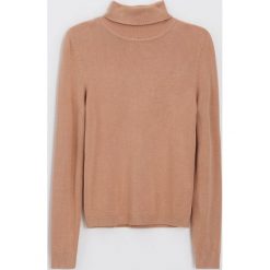 Sweter basic z golfem - Beżowy. Brązowe swetry damskie Cropp, s, bez wzorów, bez rękawów, bez kaptura. Za 59,99 zł.