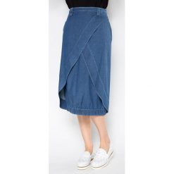 Spódnica w kolorze niebieskim. Niebieskie spódniczki damskie marki Deni Cler, bez wzorów, z denimu, z podwyższonym stanem, midi. W wyprzedaży za 319,95 zł.