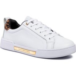 Sneakersy TOMMY HILFIGER - Branded Leo Print Sneaker FW0FW04301 White YBS. Białe półbuty damskie TOMMY HILFIGER, z zamszu. W wyprzedaży za 429,00 zł.