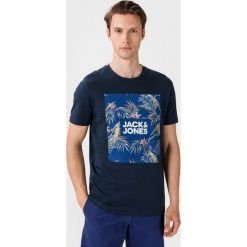Jack & Jones Eli Koszulka Niebieski. Niebieskie podkoszulki męskie Jack & Jones, l, z nadrukiem, z bawełny, bez kołnierzyka, z krótkim rękawem, krótkie. Za 66,95 zł.