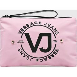 Versace Jeans - Kosmetyczka. Różowe kosmetyczki damskie Versace Jeans, bez wzorów, z poliesteru. W wyprzedaży za 99,90 zł.