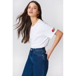 NA-KD T-shirt Rose Sleeve Embroidery - White. Białe t-shirty damskie marki NA-KD, z bawełny, z okrągłym kołnierzem. W wyprzedaży za 42,67 zł.