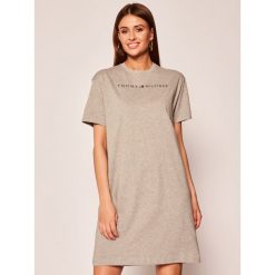 Sukienka codzienna TOMMY HILFIGER UW0UW01639. Szare sukienki damskie TOMMY HILFIGER, na co dzień, s, bez wzorów, bez kołnierzyka, bez rękawów, proste. Za 229,00 zł.