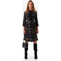 Plisowana sukienka z nadrukiem. Czarne sukienki damskie Top Secret, na zimę, z nadrukiem, z koronki, eleganckie, bez kołnierzyka, bez rękawów, plisowane. W wyprzedaży za 79,99 zł.