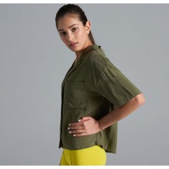 Koszula oversize w piżamowym stylu - Khaki. Brązowe koszule damskie marki Cropp, s, bez wzorów, bez kołnierzyka, bez rękawów. Za 59,99 zł.