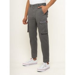 Spodnie materiałowe Tommy Jeans Cargo Dobby DM0DM07593. Zielone jeansy męskie Tommy Jeans, m, bez wzorów. W wyprzedaży za 339,00 zł.