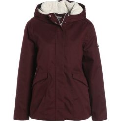 Craghoppers LINDI Kurtka Outdoor winterberry. Fioletowe kurtki damskie Craghoppers, bez wzorów, z poliesteru, sportowe, bez kaptura. W wyprzedaży za 377,40 zł.