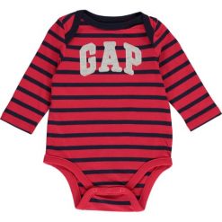 Body w kolorze czerwonym. Czerwone body niemowlęce Gap Kids, w paski, z bawełny, bez rękawów. W wyprzedaży za 25,95 zł.