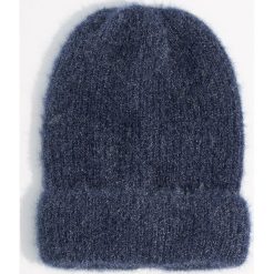 Czapka beanie z połyskującym włosiem - Granatowy. Niebieskie czapki damskie Mohito. Za 39,99 zł.