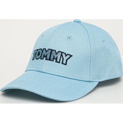 Tommy Hilfiger - Czapka. Niebieskie czapki damskie TOMMY HILFIGER, z aplikacjami, z bawełny. W wyprzedaży za 89,90 zł.