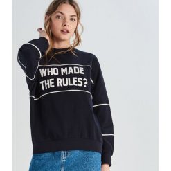 Bluza z kontrastowym zdobieniem - Granatowy. Niebieskie bluzy damskie marki Sinsay, s, z aplikacjami, bez rękawów, bez kaptura. Za 39,99 zł.