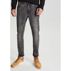 Jeansy skinny - Szary. Szare jeansy męskie Cropp, m, bez wzorów. Za 119,99 zł.