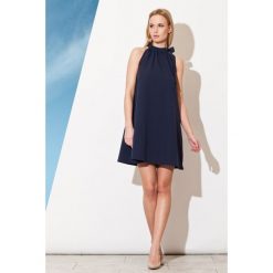 Granatowa Trapezowa Sukienka z Wiązaną Kokardą na Szyi. Niebieskie sukienki damskie marki Molly.pl, xl, bez wzorów, eleganckie, bez kołnierzyka, bez rękawów, trapezowe. Za 135,90 zł.
