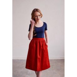 Spódnica Helle czerwona 32 czerwony. Czerwone spódniczki damskie marki Marie Zélie, s, w paski, z elastanu, midi, rozkloszowane. W wyprzedaży za 71,10 zł.
