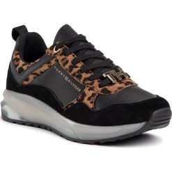 Sneakersy TOMMY HILFIGER - Leo Print Sporty Sneaker FW0FW04529 Leopard 0GP. Czarne półbuty damskie TOMMY HILFIGER, z zamszu. W wyprzedaży za 459,00 zł.