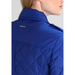 Armani Exchange Kurtka puchowa ultramarine. Niebieskie marynarki damskie Armani Exchange, xs, bez wzorów, z poliesteru. W wyprzedaży za 776,30 zł.