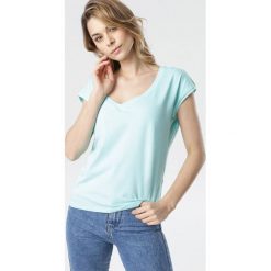 Jasnoniebieski T-shirt Luaphis. Niebieskie bluzki damskie Born2be, s, bez wzorów, z jeansu, eleganckie, bez kołnierzyka, z krótkim rękawem. Za 54,99 zł.