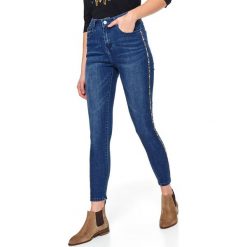 DAMSKIE SPODNIE JEANSOWE Z KOLOROWYM LAMPASEM. Niebieskie spodnie damskie Top Secret, l, z jeansu. Za 139,99 zł.