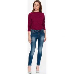 SPODNIE DŁUGIE DAMSKIE, OBCISŁE JEANSY 5-POCKET. Niebieskie jeansy damskie Top Secret, na lato, bez wzorów, z jeansu. W wyprzedaży za 59,99 zł.