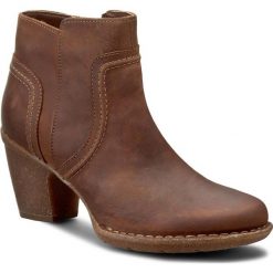 Botki CLARKS - Carleta Paris 261204034 Brown Nubuck. Brązowe botki damskie na obcasie Clarks, z nubiku. W wyprzedaży za 299,00 zł.