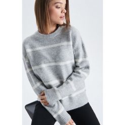 Sweter oversize w paski - Jasny szary. Szare swetry oversize damskie marki Cropp, s, w paski. Za 89,99 zł.